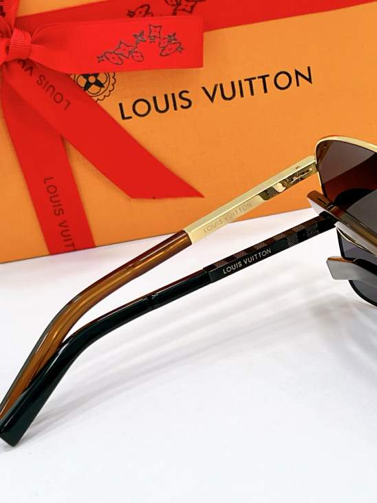 Picture of Louis Vuitton Sunglasses _SKUfw79120444fw